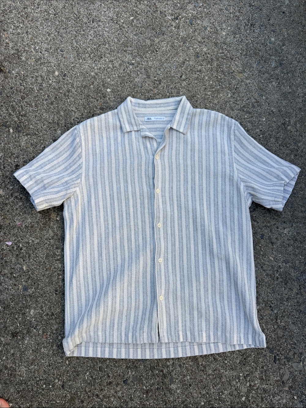 Zara Light grey Striped Short-Sleeve Button-Up Shirt. XL but fits like a L.